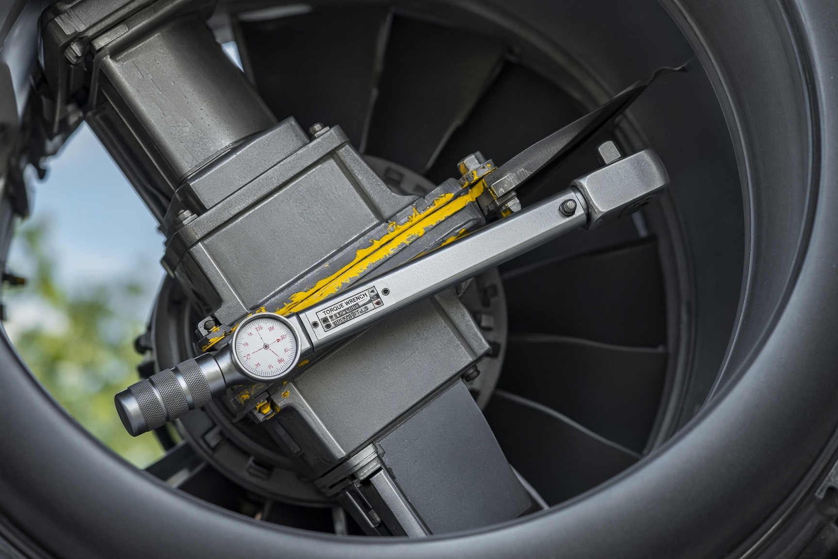 Torque wrench across a compressor fan-blade root inside a jet inlet